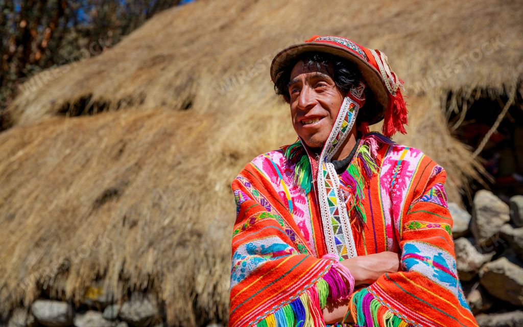 The people working, wearing traditional Peruvian dresses