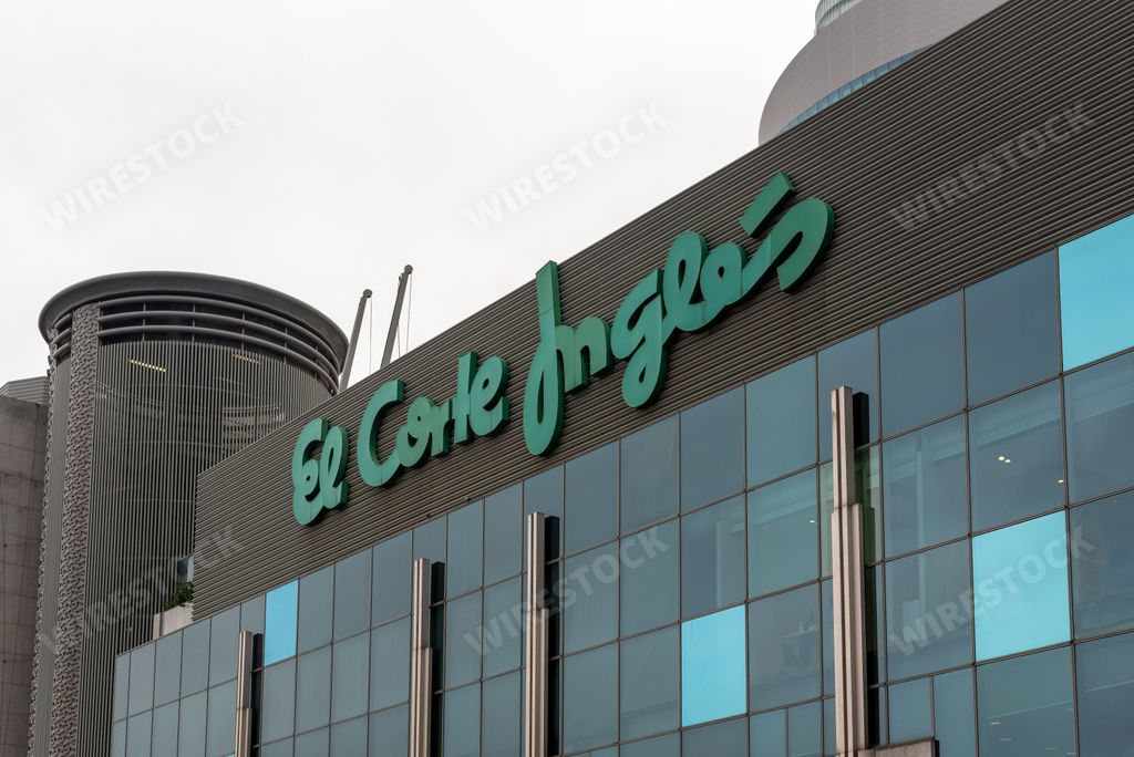 Logo de El Corte Ingles en el edificio de Nuevos Ministerios.