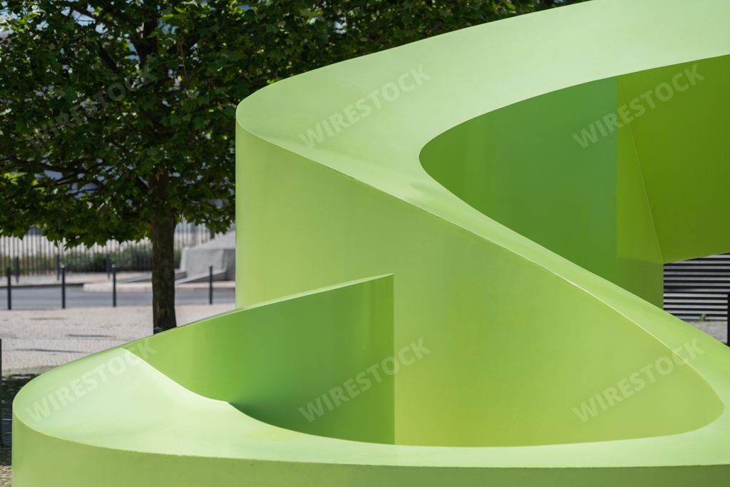 The painted iron sculpture by Amy Yoes entitled Cursive in Parque das Nacoes