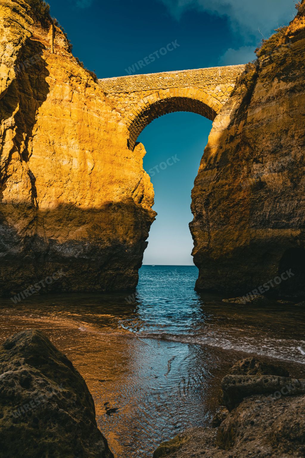 A vertical of a bridge connecting two rocks.