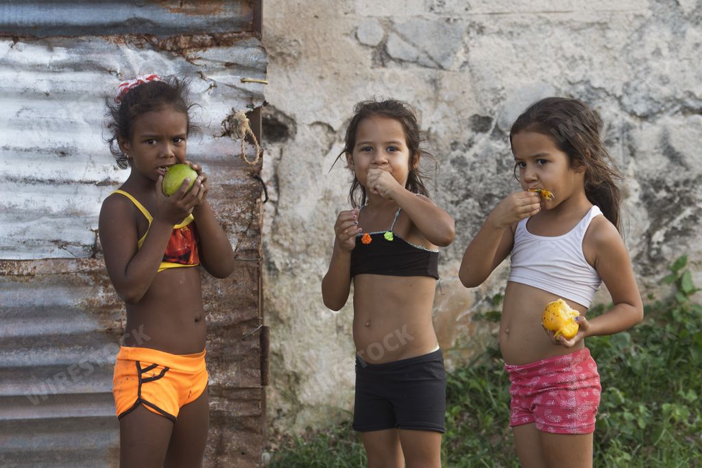 The poor Cuban children eating mangoes