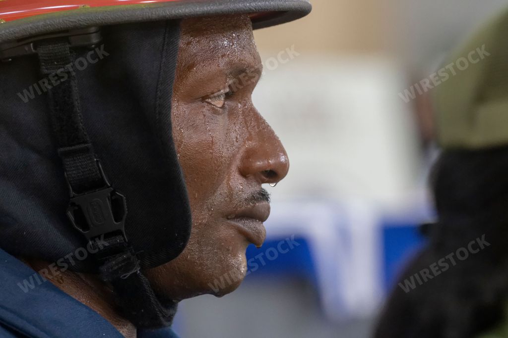 Sweated man paying tribute to the firefighters who fell in the ...