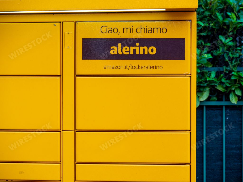 Amazon Hub Locker, where customers can take their order themselves.