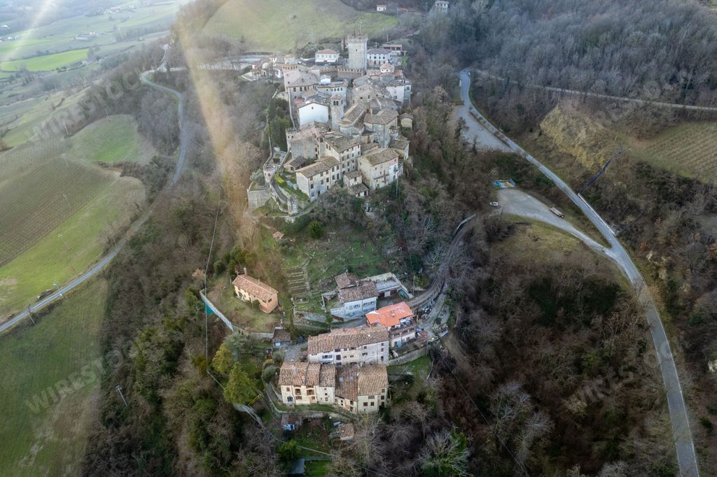 A bird's-eye view of the Vigoleno Castle on a hill in Piacenza, Italy