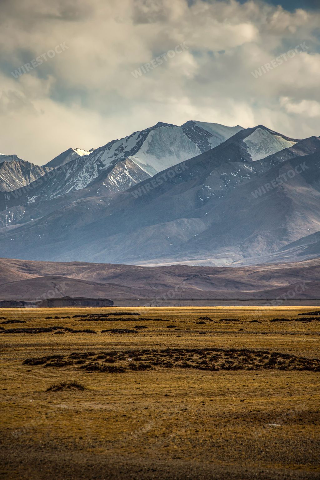 A vertical shot of snowy mountains in Saga Country, Xigaze, China