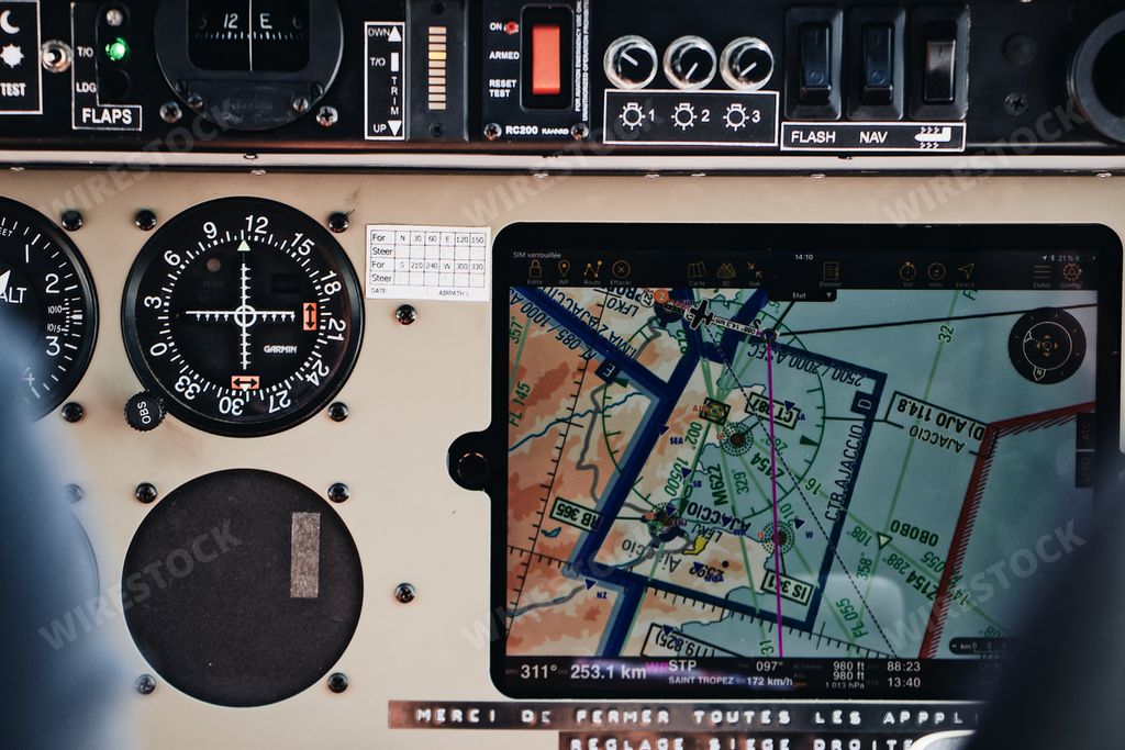 Cockpit d'un avion en vol au dessus de la mer