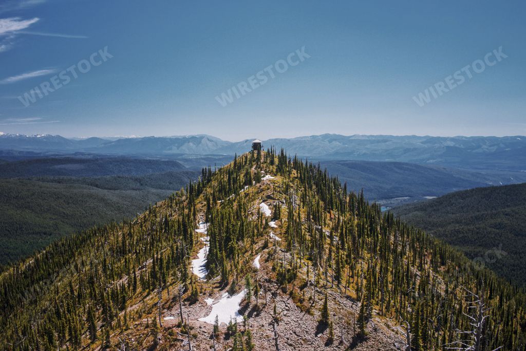 A beautiful view of the North Cascades peak in the highlands with a rural house