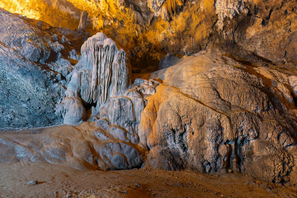 A scenic view of the Hang Doi Kho Muong Cave, Vietnam.
