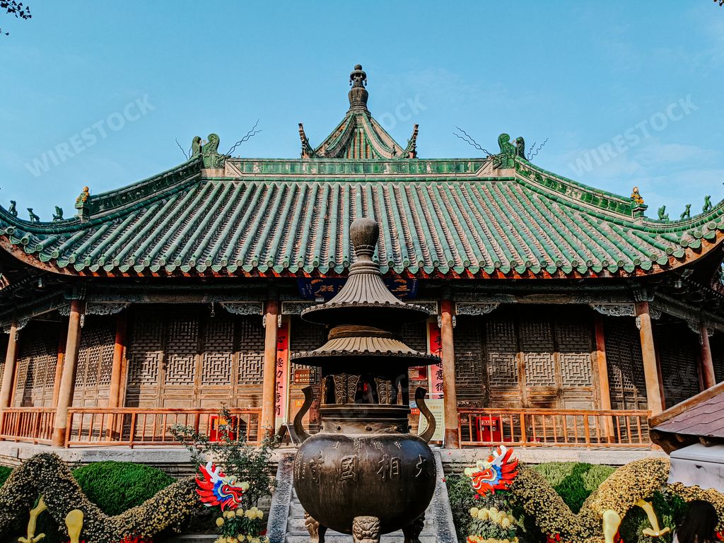 A low angle shot of a historic Kaifeng temple in China