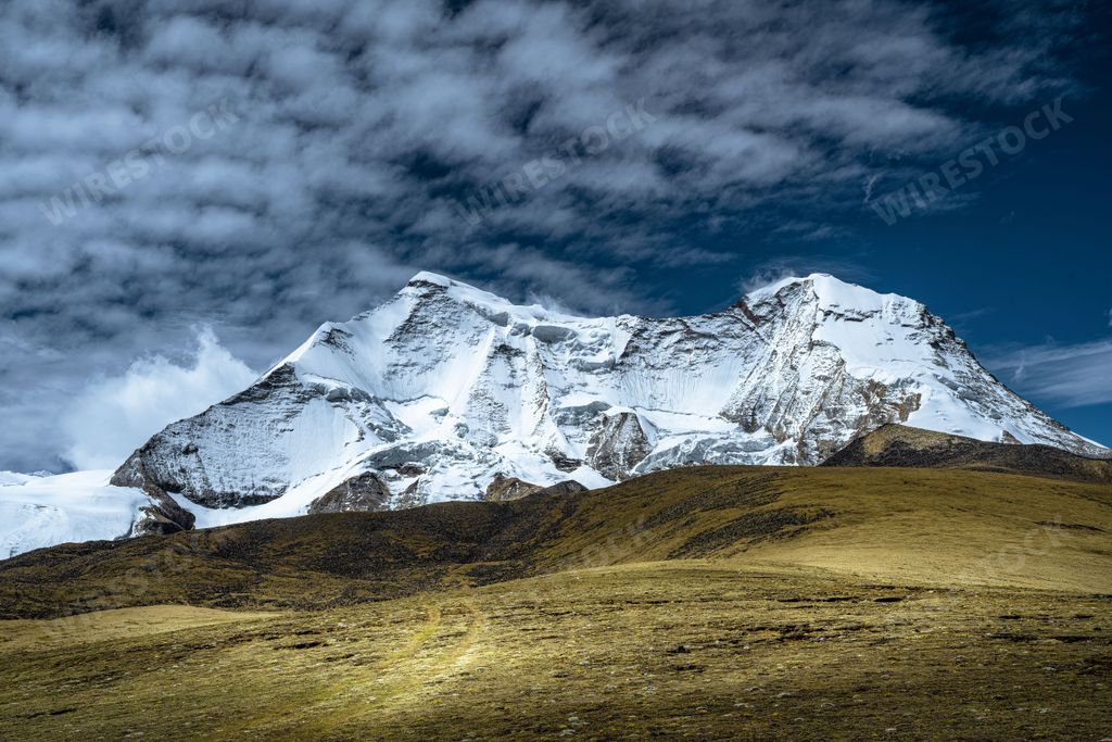 Kula Kangri Snow Mountain is located in the Shannan area of Tibet, and the photo was taken at an altitude of 5,200 meters