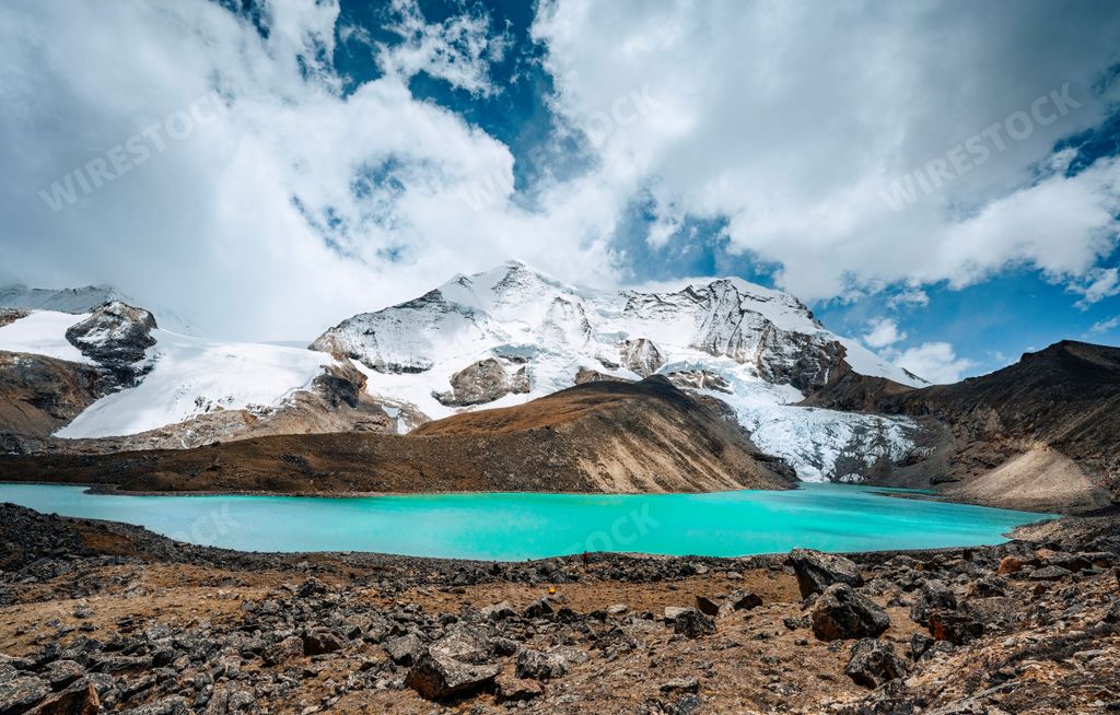 Kula Kangri Snow Mountain is located in the Shannan area of Tibet, and the photo was taken at an altitude of 5,600 meters
