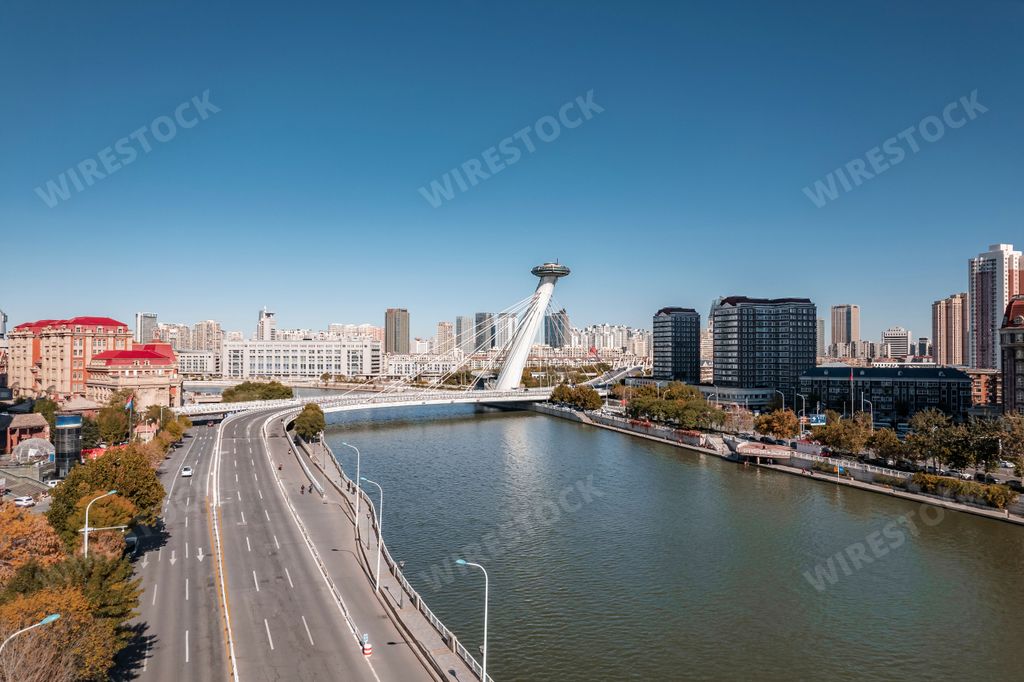 There are not only buildings with different customs, but also various bridges, just like the Danube River in China