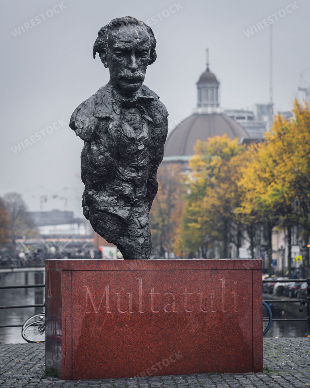 A vertical shot of the statue of the famous Dutch writer Multatuli in Amsterdam