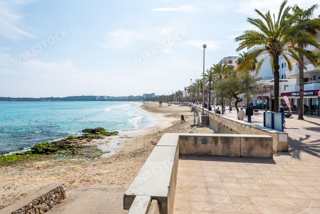 A beautiful photo of Cala Minor beach in Mallorca, Spain