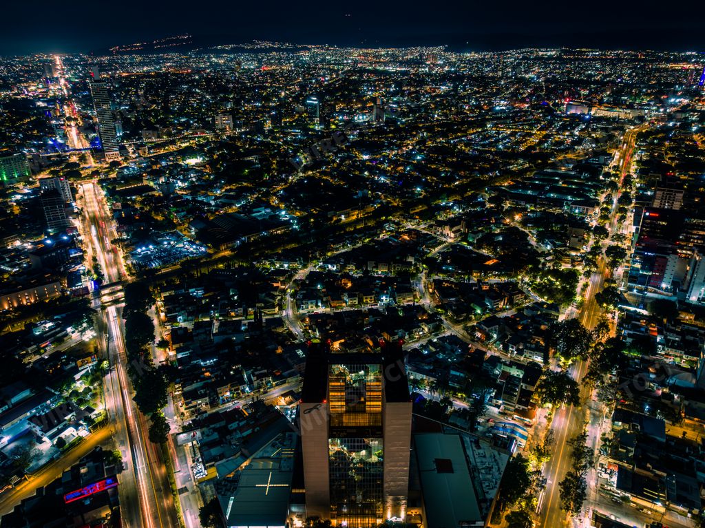 With a location close to Avenida Chapultepec and Expo Guadalajara, Fiesta Americana - Guadalajara offers on-site shopping, laundry or dry cleaning.