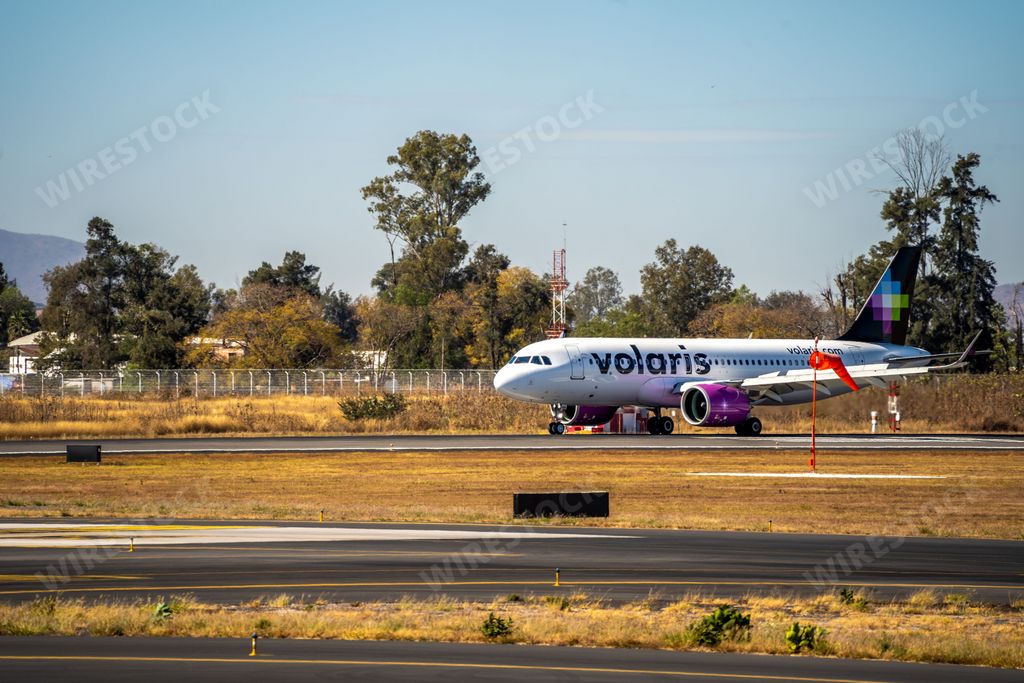 Planespotting commercial and private jets in and out of Mexico City and Guadalajara