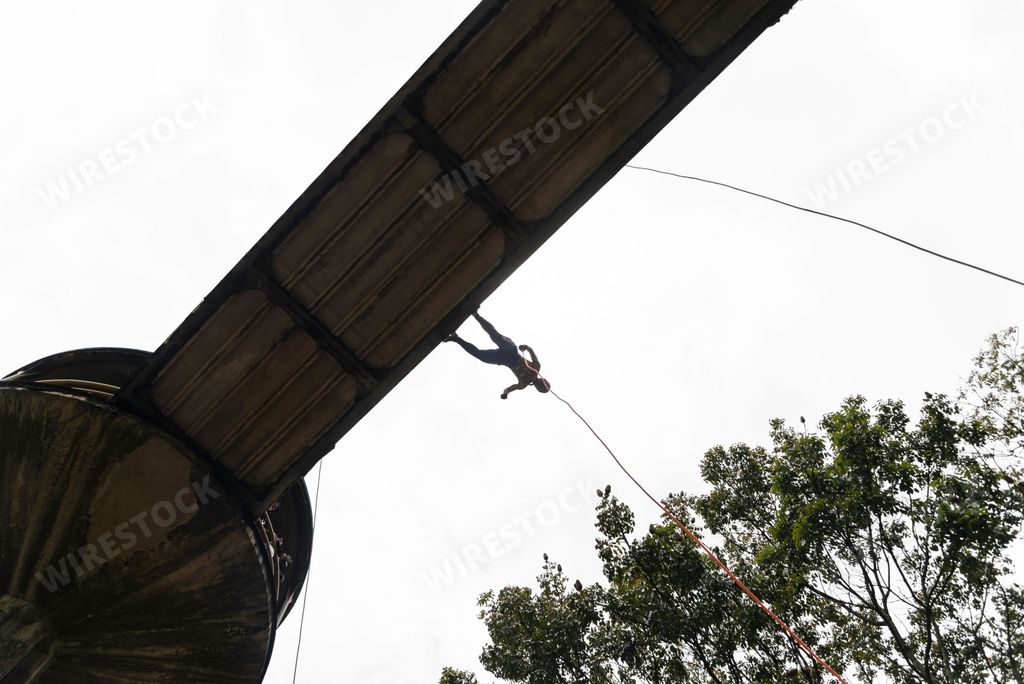 A woman rappelist in the practice of rappelling in the city of Salvador, Brazil