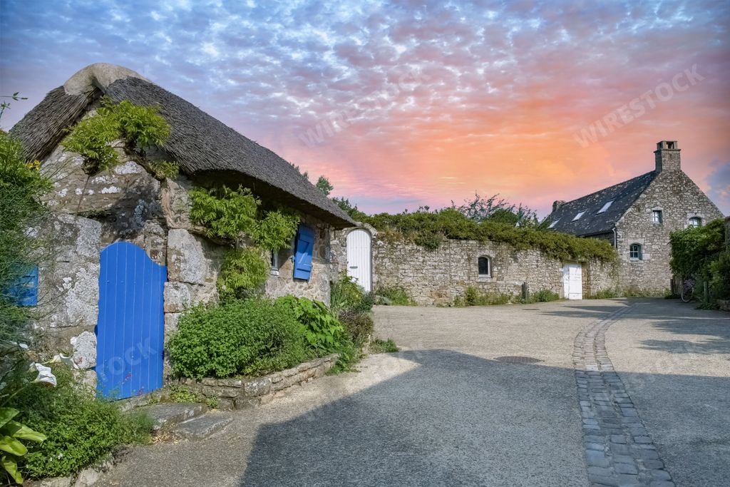 Brittany, Ile aux Moines island in the Morbihan gulf, thatched cottage in the village, with traditional blue door and shutters