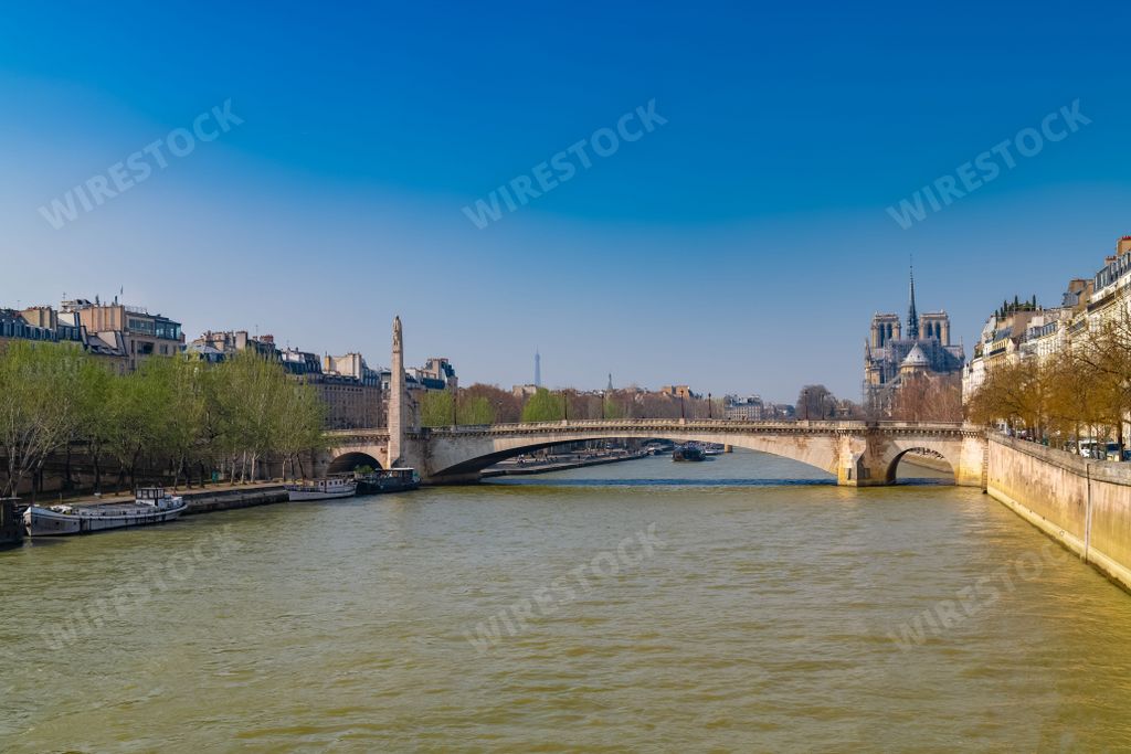 Paris, Notre-Dame cathedral and the Tournelle bridge in the center, ile de la Cite and ile Saint-Louis
