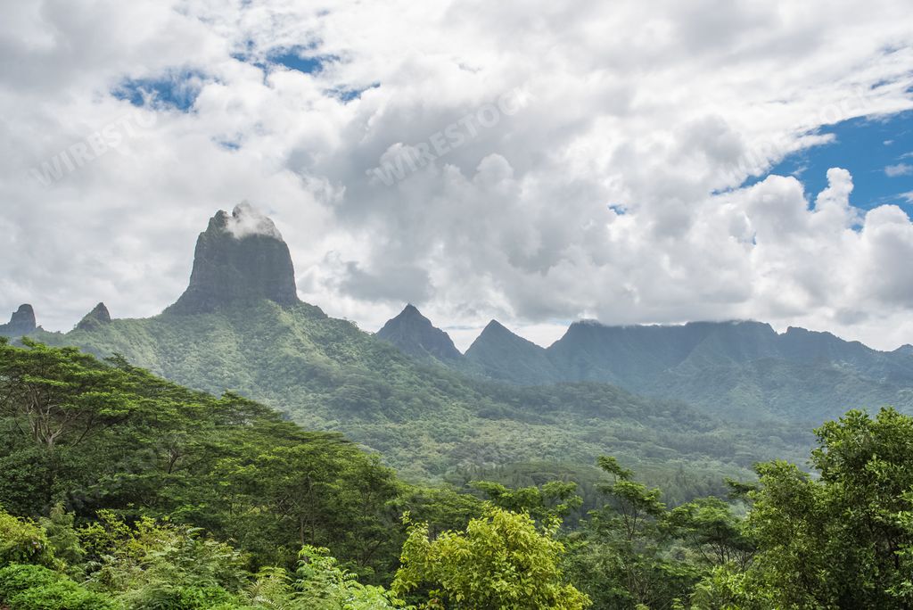 Moorea in Polynesia, Opunohu belvedere, beautiful panorama of the sea, the two bays and the mountain