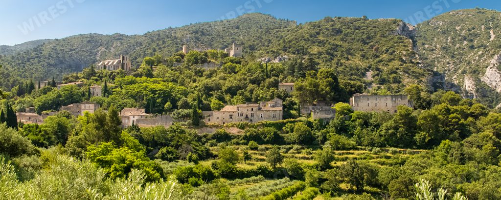 Goult in Provence, village perched on the mountain, typical street