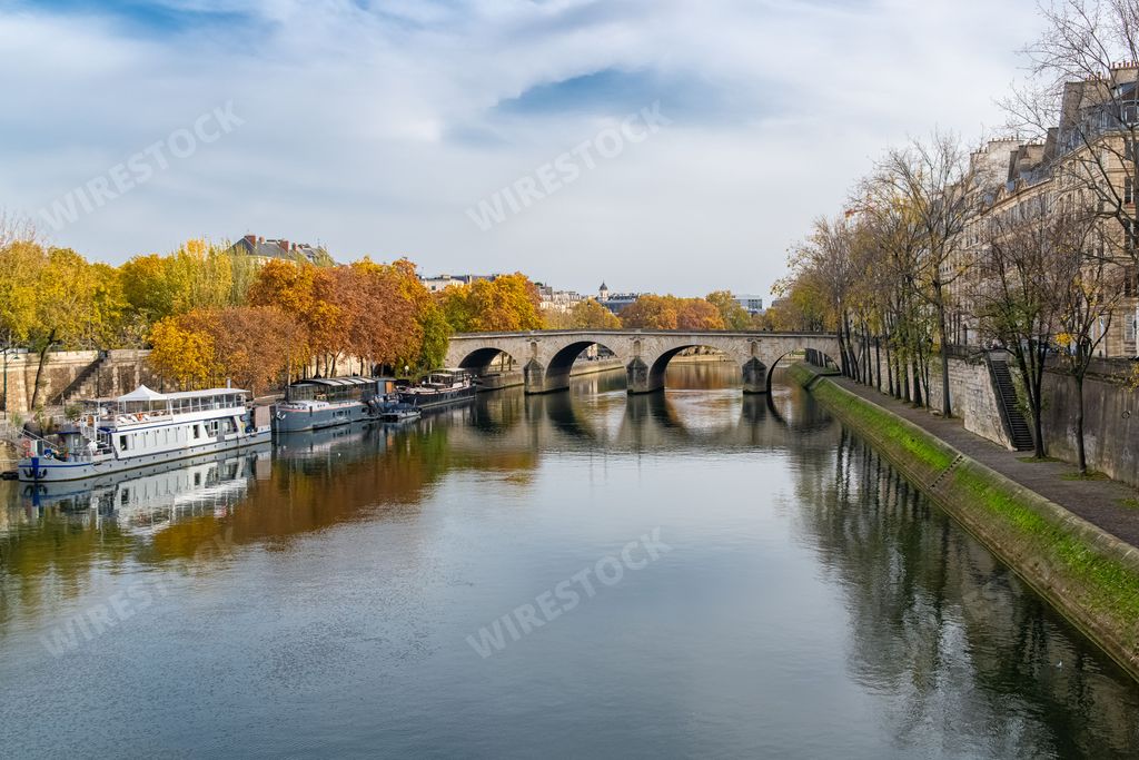 Paris, ile Saint-Louis, beautiful houses and the Pont-Marie, ancient bridge, with houseboats