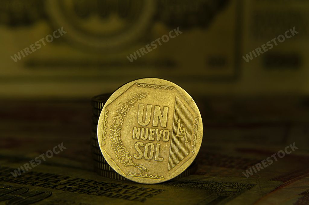 Peruvian Nuevo Sol coin, Denomination with wreath to the left and ...