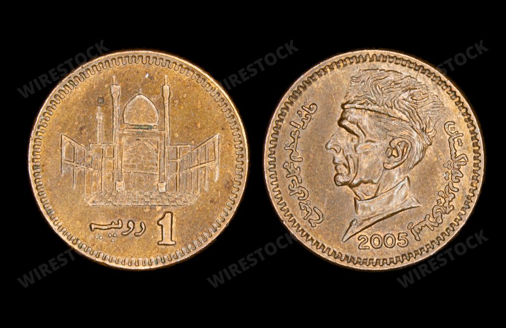 A close-up of a 1 rupee coin from Pakistan minted in 2005, with a portrait and a mosque.