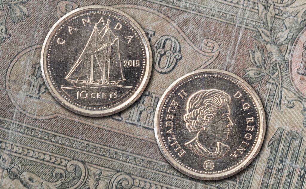 A closeup shot of Canadian cent coins featuring the portrait of Her Majesty Queen Elizabeth II